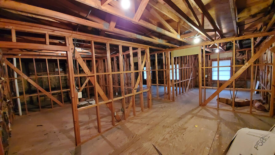 Unfinished room on the mezzanine level. 1064 sq ft.